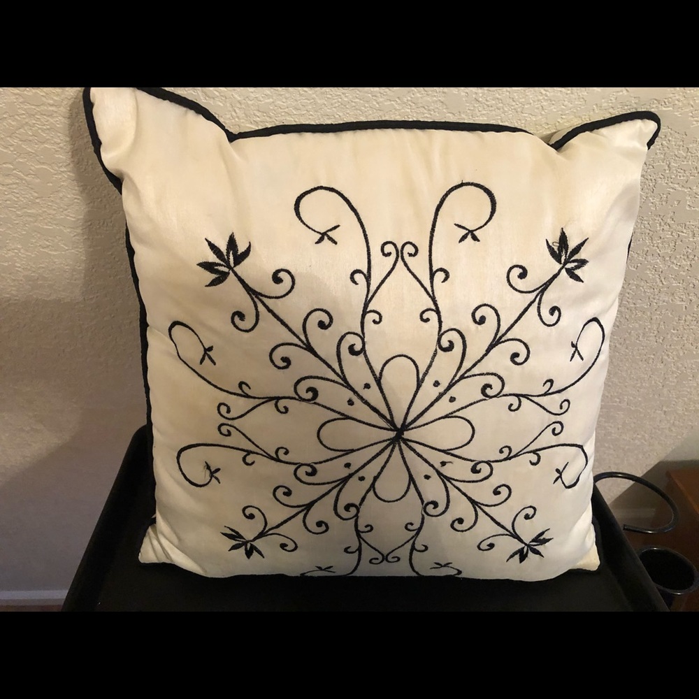 Pillows in black and shimmer white